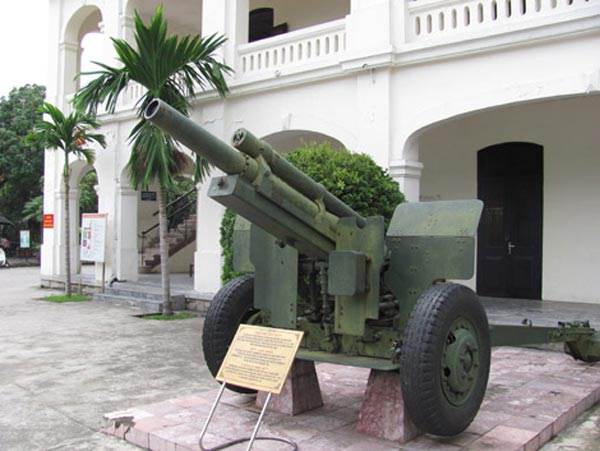 Lựu pháo M2A1 105mm là loại pháo mặt đất hạng nặng đầu tiên của quân đội nhân dân Việt Nam.