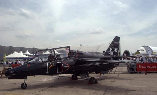 	Máy bay huấn luyện M-345 của Italia