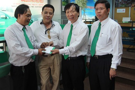 
	Lái xe Phạm Văn Hoài (bên trái ảnh)  được Cty khen thưởng vì trả lại cho khách 90 triệu đồng.