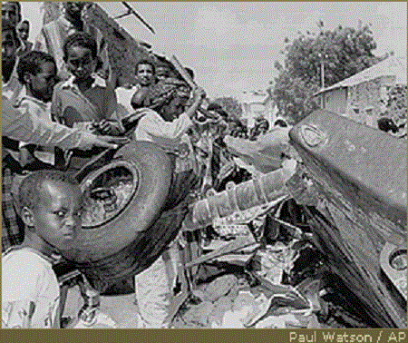 Xác một chiếc trực thăng Black Hawk bị bắn hạ tại Mogadishu năm 1993