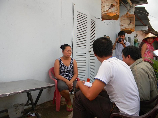 
	Trong khu nhà trọ chật hẹp, chị Thanh Phương hoảng hốt khi biết con mình bị bảo mẫu hành hạ.