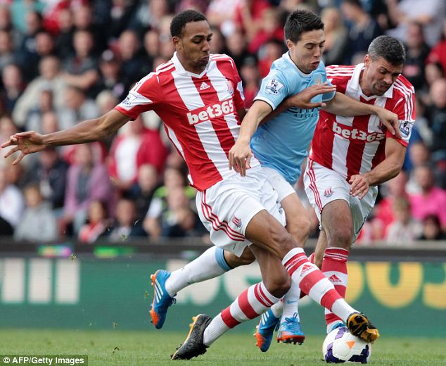 Pháo thủ nổ tưng bừng, Man City hút chết tại Britannia