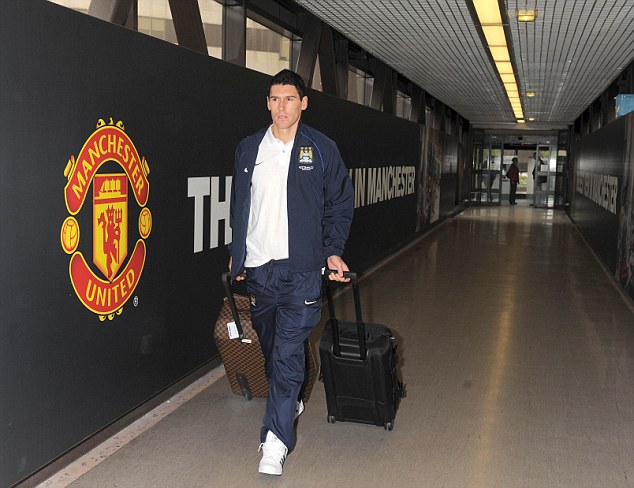 
	Gareth Barry đi ngang qua biển quảng cáo của Man United (được bố trí tràn ngập khắp nơi) tại sân bay trước khi tới New York