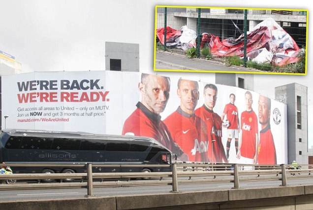 Sụp đổ trên sân, poster Man United cũng “hạ cánh" nhàu nát