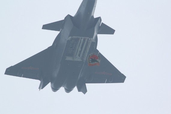 J-20 Trung Quốc bay thử nghiệm mở khoang vũ khí