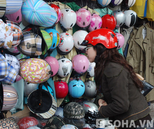Hiện nay, nhiều sản phẩm mũ bảo hiểm rởm, mũ nhái, mũ kém chất lượng vẫn được bày bán tràn lan trên thị trường.
