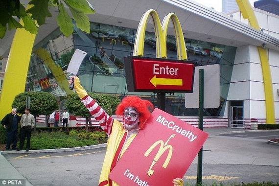 Chùm ảnh: Một ngày không bình thường tại cửa hàng McDonald