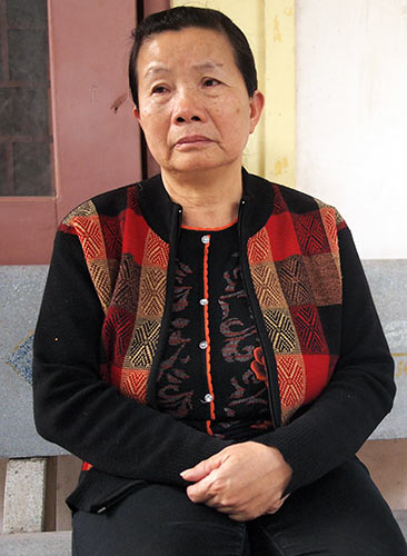 
	Mẹ của bảo vệ Đào Quang Khánh cùng luật sư của Khánh đã đến viếng linh hồn chị Huyền.