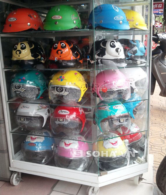 Sau quy định bắt buộc đội mũ bảo hiểm cho trẻ trên 6 tuổi ngồi trên xe máy, nhiều chủ cửa hàng bán mặt hàng này đẩy giá lên cao.