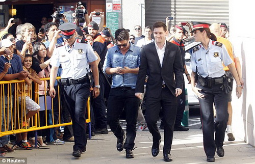  	Messi mua nhà tặng cha mẹ sau vụ bê bối trốn thuế