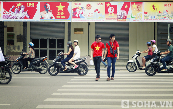 	Cùng nhau dạo phố phường, tham quan các địa điểm xung quanh Hà Nội