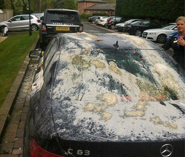 
	Chiếc xe của Owen bị phủ kín bởi trứng thối và bột mì