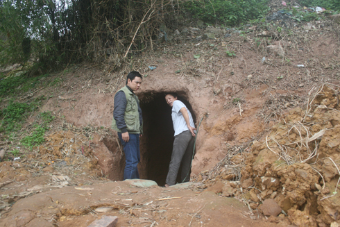 
	Một cửa địa đạo khai quật cổ vật ngay trước cửa miếu Thổ Công.