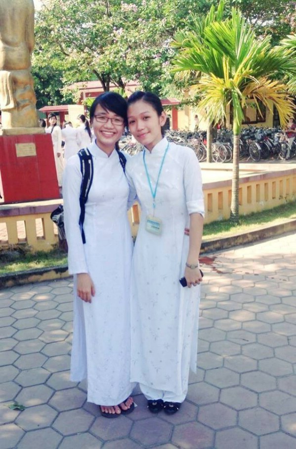 Minh Hằng (trái) đạt 9,5 điểm môn Văn tốt nghiệp.