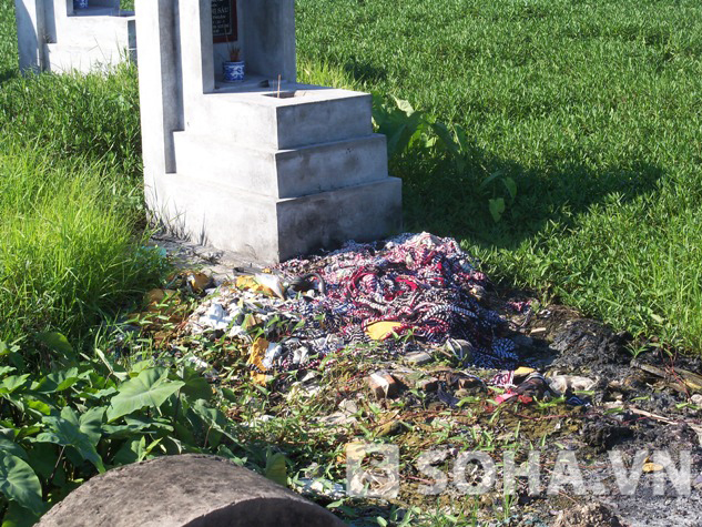 mặc dù ngôi mộ này nằm cách xa bờ đường nhưng người dân vẫn đổ rác thải, chờ cơ hội hun khói.