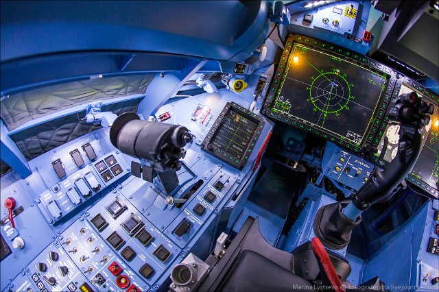 
	Ngoài cabin với hệ thống điều khiển như trên máy bay thật thì lớp huấn luyện phi công còn được trang bị các hệ thống đèn chiếu, màn hình, máy tính…