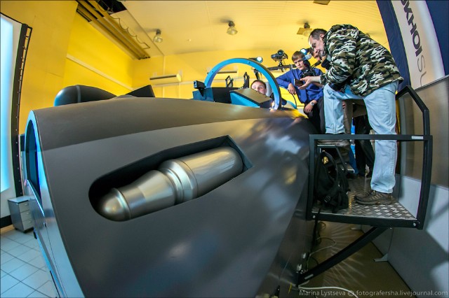 
	Tập đoàn Sukhoi đang có kế hoạch cho ra mắt tổ hợp huấn luyện đào tạo phi công cho máy bay chiến đấu Su-35. Tổ hợp này gồm các lớp học với các thiết bị huấn luyện, hệ thống máy tính mô phỏng… cho phép đào tạo các phi công và nhân viên kỹ thuật từ mức độ đơn giản đến phức tạp.