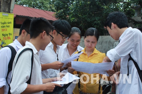 Cô Hoàng Ngọc Quỳnh - GV tiếng Anh trao đổi với học sinh sau khi thi xong môn cuối.