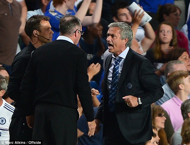 Liên tục bị trọng tài chèn ép, Lambert gây lộn với Mourinho trên sân