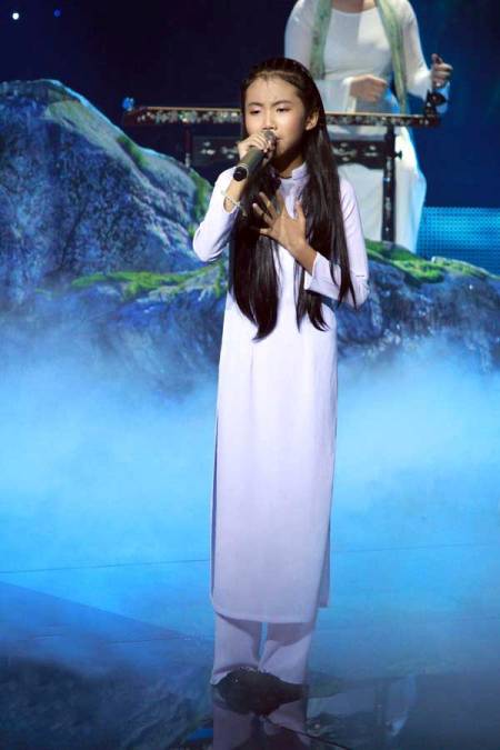 	Phương Mỹ Chi diện chiếc áo dài trắng thể hiện ca khúc Lòng mẹ gây xúc động với nhiều khán giả