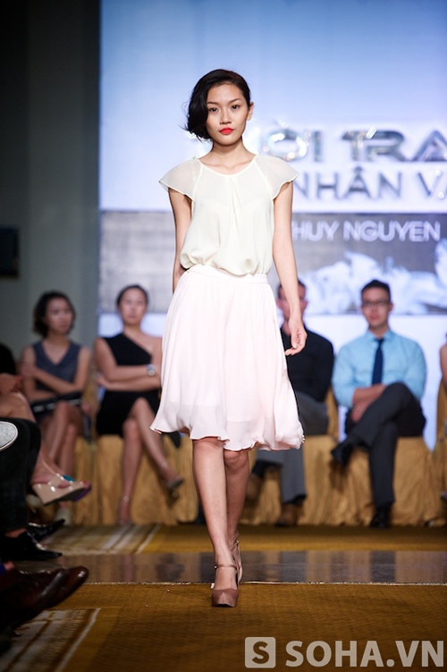 Dương Mỹ Linh làm bà hoàng trên sàn catwalk