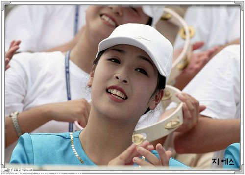 
	Người đẹp này được chính cố lãnh tụ Kim Jong Il chọn lựa làm đội trưởng của tất cả các đội cổ vũ thể thao ở Triều Tiên.