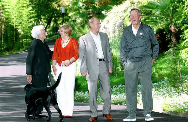 Vợ chồng Tổng thống Nga Putin nói chuyện vui vẻ với vợ chồng cựu Tổng thống George Herbert Walker Bush gần Sochi (Nga) vào năm 2003.