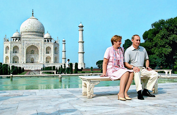 Vợ chồng ông Putin thân mật trong chuyến thăm tới ngôi đền Taj Mahal nổi tiếng ở Ấn Độ vào năm 2000.