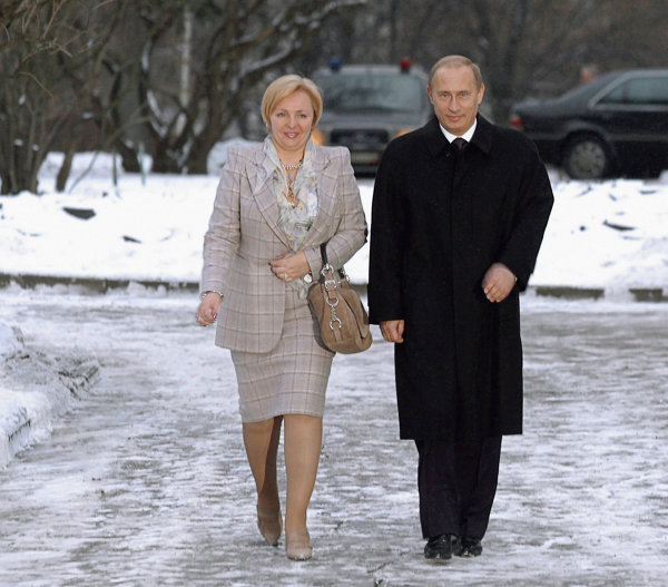 Putin và vợ cười tươi khi cùng nhau đi trên phố ở Moscow vào năm 2003