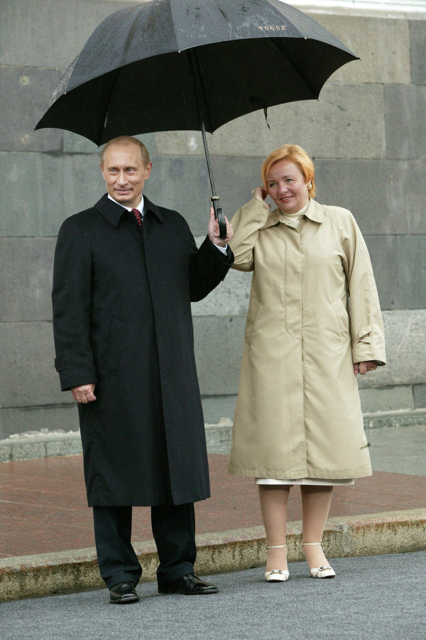 Bà Lyudmila dường như rất ngượng ngùng khi được chồng che ô vào năm 2005.