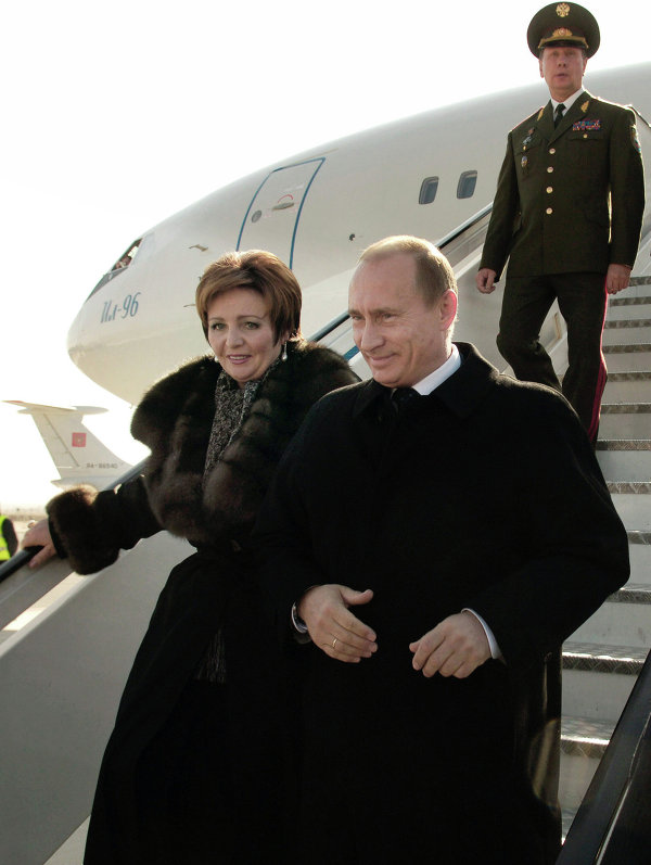 Vợ chồng ông Putin tay trong tay xuống máy bay trong chuyến thăm tơi Madrid (Tây Ban Nha) vào năm 2006.