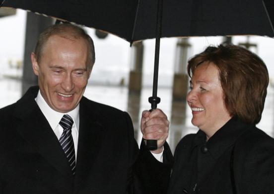 Vladimir Putin và vợ Lyudmila cùng nhau đi bầu cử ở Moscow vào năm 2008.