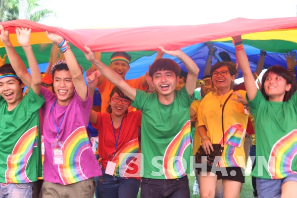 Các bạn trẻ LGBT tự hào giơ cao biểu tượng của cộng đồng - lá cờ 6 màu sắc.