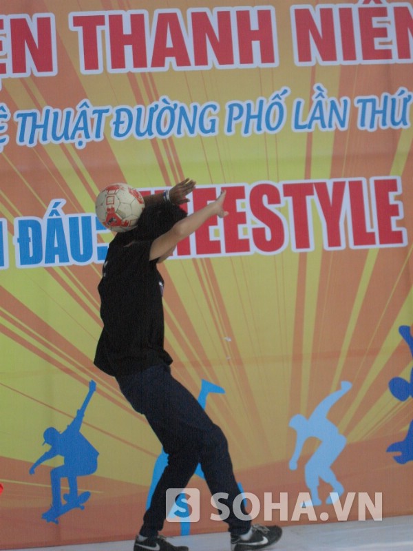 	Các thí sinh tham gia phần thi Freestyle football.