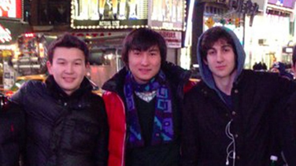 
	Dias Kadyrbayev và Azamat Tazhayakov (trái và giữa) chụp ảnh cùng Dzhokhar Tsarnaev.