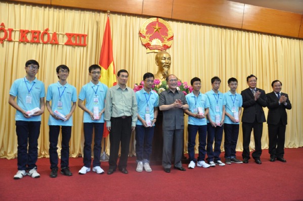 Chủ tịch Quốc hội Nguyễn Sinh Hùng biểu dương học sinh đoạt giải Olympic chiều ngày 1/10.