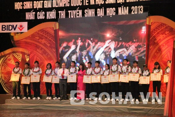 Bộ trưởng Y tế Nguyễn Thị Kim Tiến và Thứ trưởng Bộ GD&ĐT Nguyễn Vinh Hiển trao tặng bằng khen cho học sinh xuất sắc các khối trong kỳ thi ĐH, CĐ 2013.