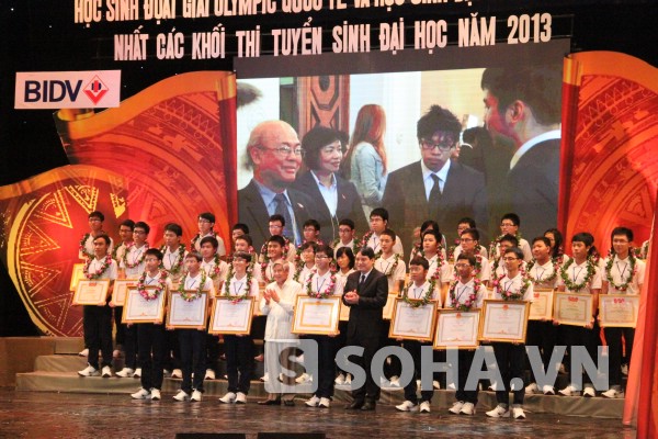 Nguyên Tổng Bí thư Lê Khả Phiêu trao tặng bằng khen cho các học sinh giành huy chương trong cuộc thi Olympic.