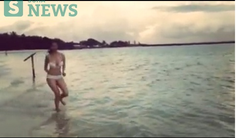 	Trong đoạn clip quảng bá cho một resort cao cấp của Ngọc Trinh được chia sẻ trên mạng ghi lại cảnh Ngọc Trinh thực hiện một vài động tác chạy nhảy, nô đùa trên bãi biển. Clip này vô tình 