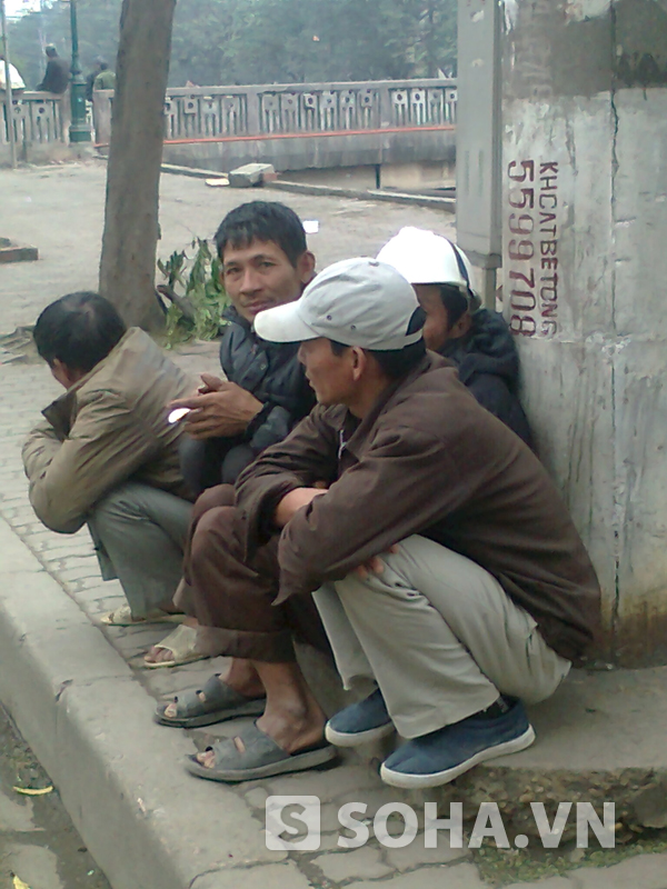 Trời lạnh nhưng những người lao động tự do tỉnh lẻ vẫn ngồi ngóng và hy vọng có người đến thuê.