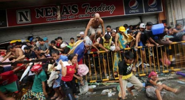 Người dân Philippines hỗn loạn, tranh giành, cướp bóc để sống sót qua cơn bão.
