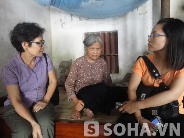 Thành viên đoàn đến thăm cụ Phạm Thị Thuyết bị mù lúc 3 tuổi. Ở cái tuổi 74, sống một mình nên mọi hoạt động của cụ Thuyết dường như khó khăn hơn, cụ chỉ có thể ngồi một chỗ trên giường.