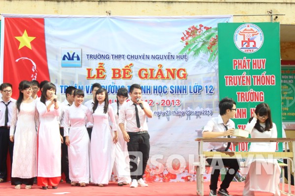 Teen Nguyễn Huệ đẹp rạng rỡ trong ngày bế giảng