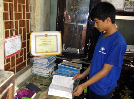 Nguyễn Hữu Tiến - cậu học trò nghèo thủ khoa ĐH Y Hà Nội vẫn canh cánh ước muốn được đi học trong năm nay (ảnh Dân trí).