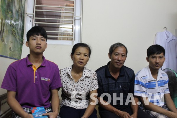 Gia đình thủ khoa Nguyễn Hữu Tiến. Tiến (ngoài cùng bên phải) vui vẻ khi được ở cùng bố mẹ trên này.