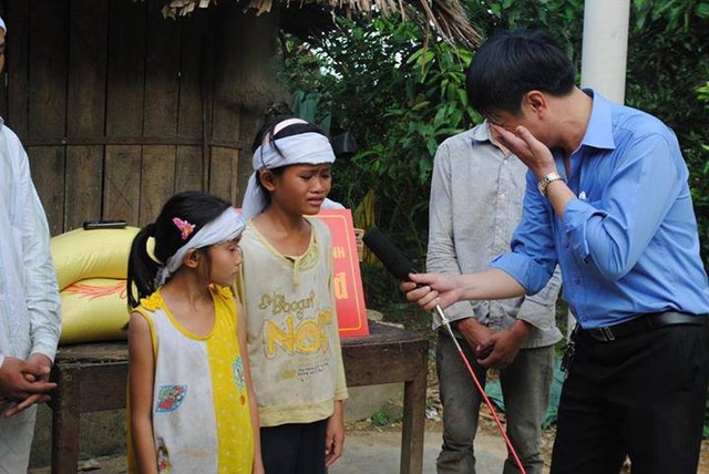 
	Anh Trịnh Minh Chiến (Ban Thời sự - Đài PTTH tỉnh Hà Tĩnh) đã bật khóc khi phỏng vấn cháu bé mồ côi.