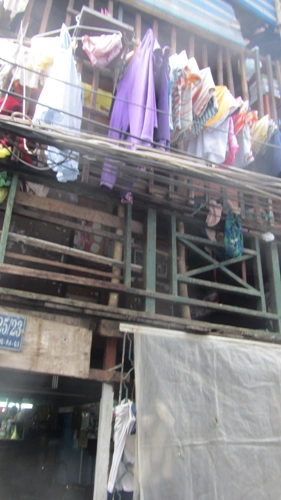 Toàn cảnh ngôi nhà sập xệ 34 người sống giữa trung tâm Sài Gòn.