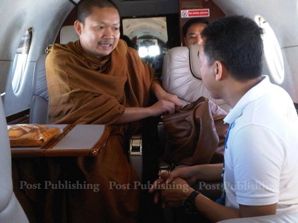 	Ông Piya Tregalnon (áo trắng bên phải) đã đăng tải bức ảnh chụp mình cùng nhà sư Phra Wirapol lên Facebook của mình.