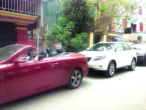  	Long Nhật bên 2 chiếc xe (màu đỏ và màu trắng) bị nghi là xe đi mượn.