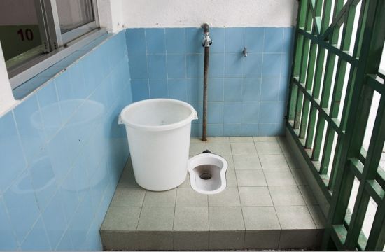 
	Nhà vệ sinh bên trong trại giam